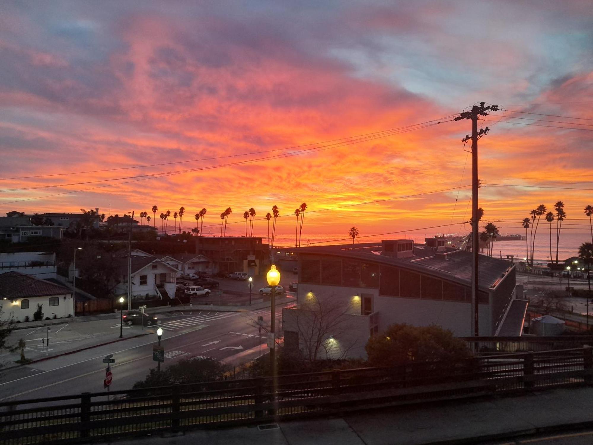 Howard Johnson By Wyndham Santa Cruz Beach Boardwalk Exterior photo