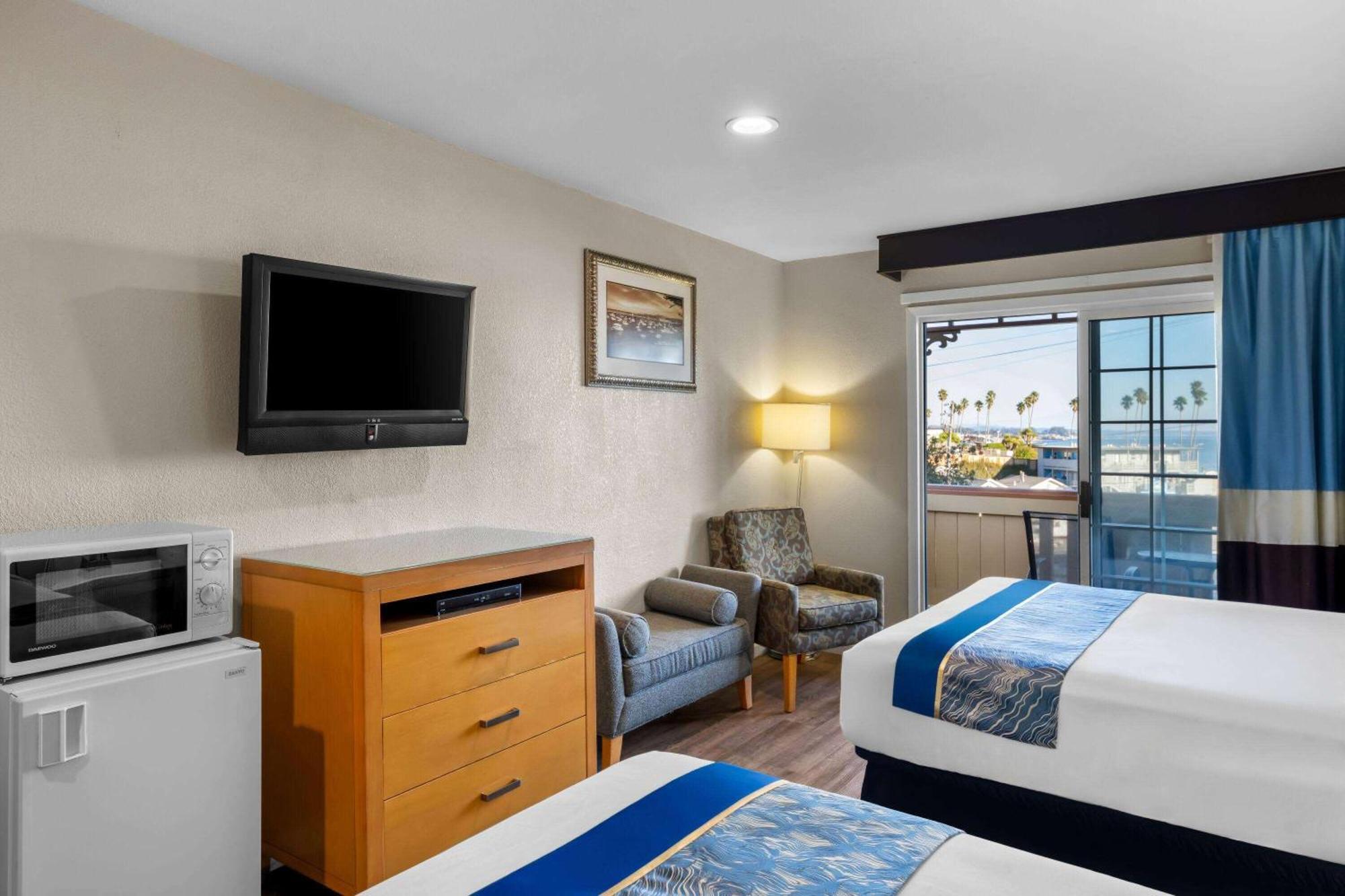 Howard Johnson By Wyndham Santa Cruz Beach Boardwalk Exterior photo