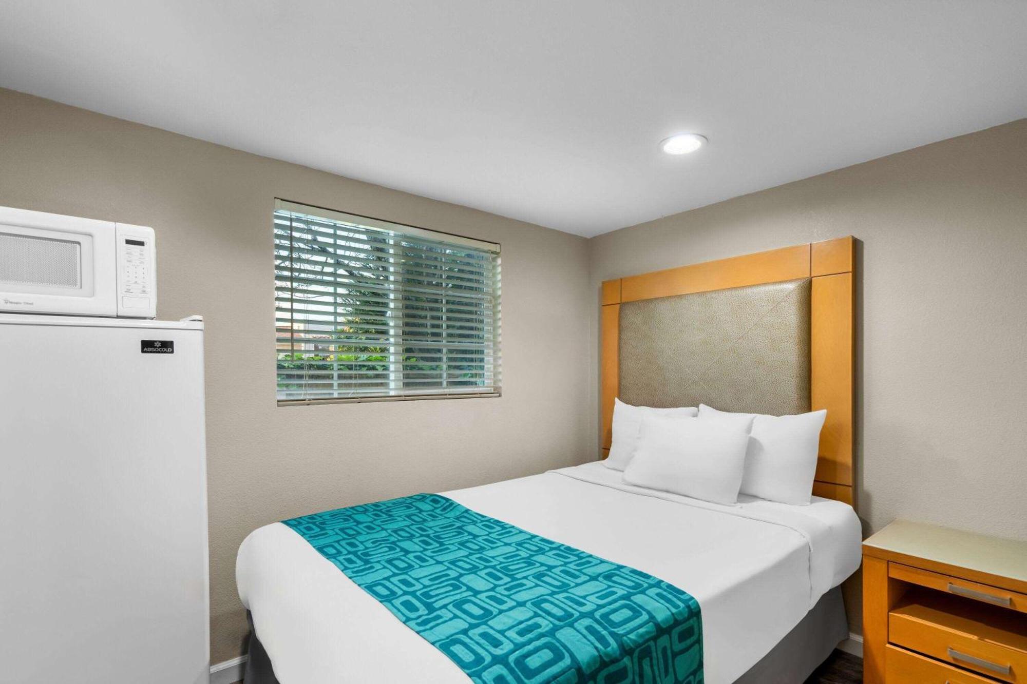Howard Johnson By Wyndham Santa Cruz Beach Boardwalk Exterior photo